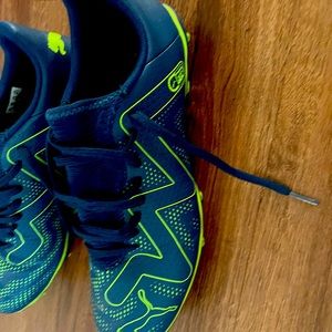 Puma soccer cleats like new.  only worn for 3 days